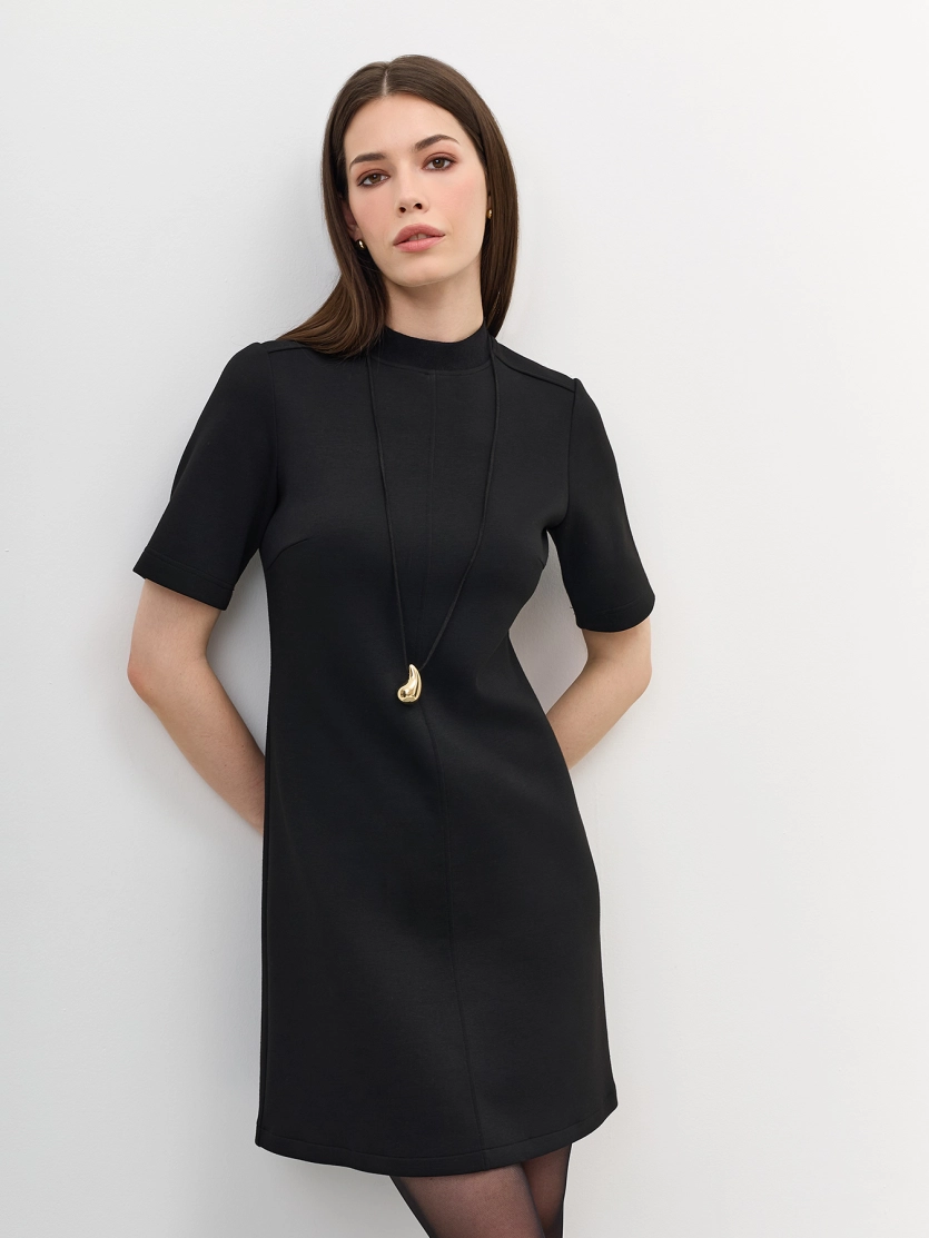 Трикотажное платье с короткими рукавами