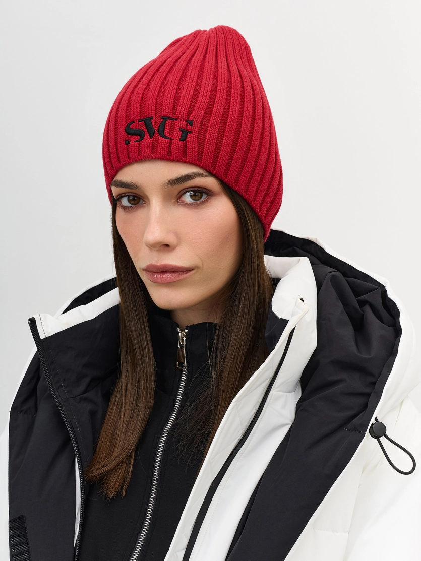 Тонкая шапка с вышивкой