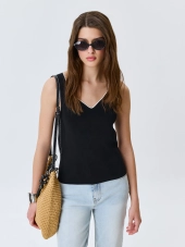 Топ из вискозы с контрастным кантом