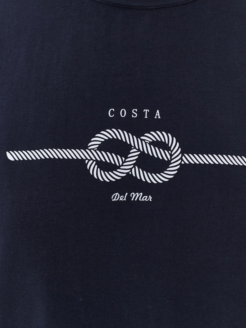 Футболка с деликатным принтом 