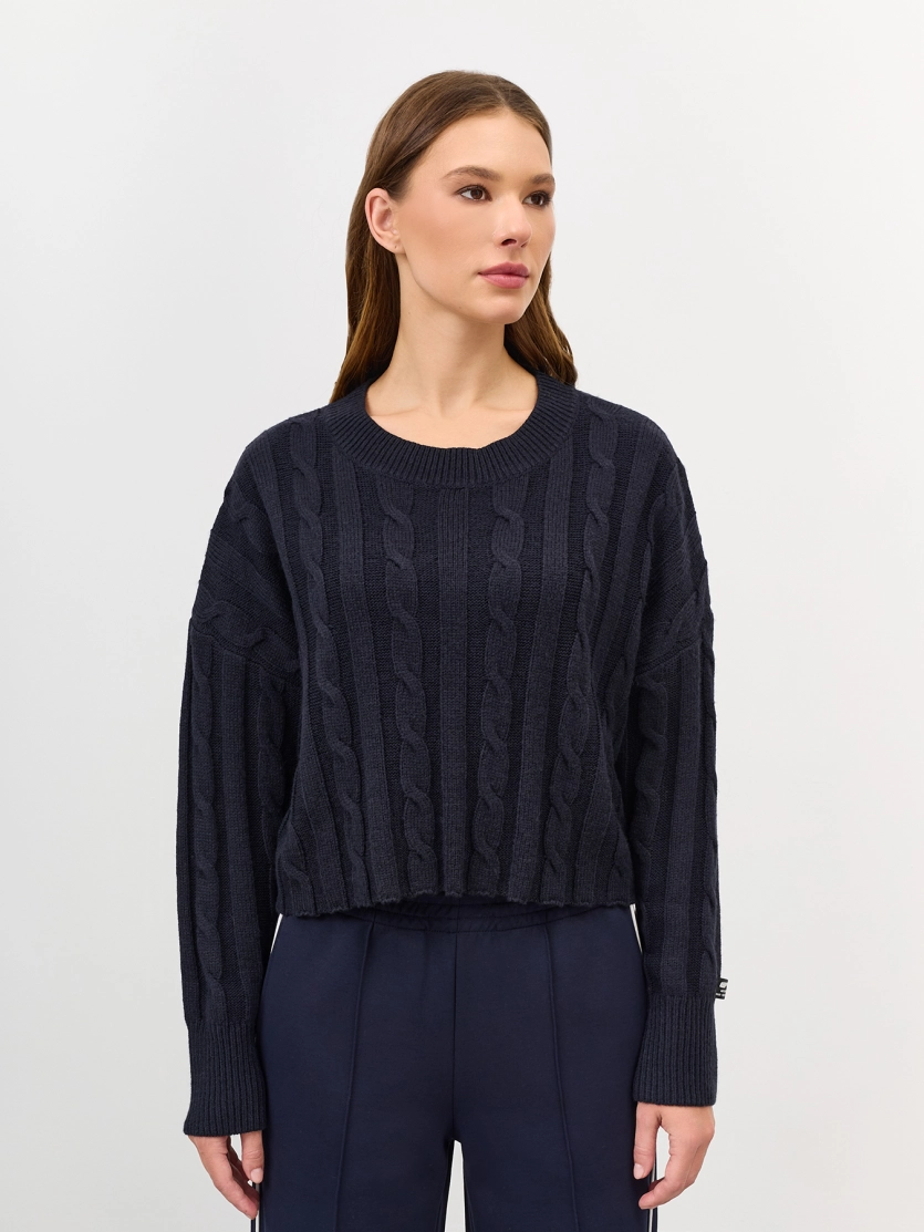 Укороченный джемпер с косами