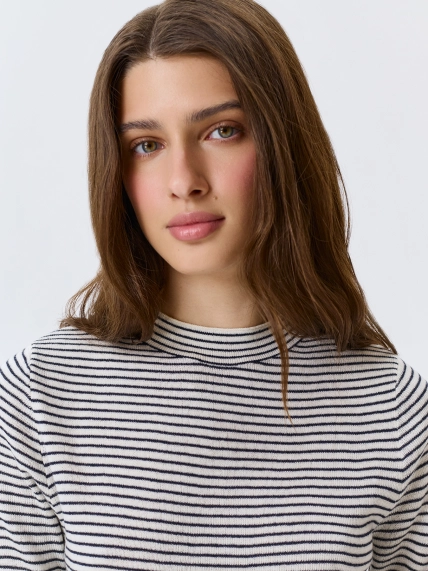 Джемпер в тонкую полоску