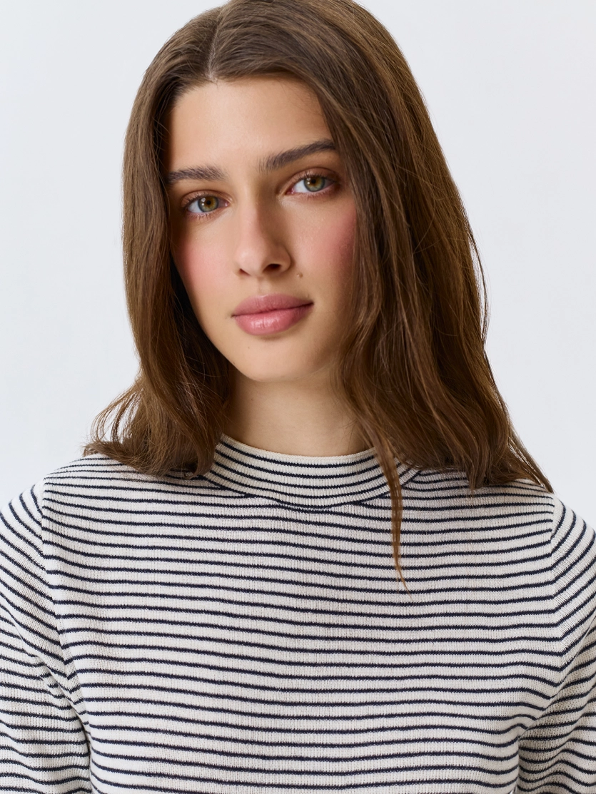 Джемпер в тонкую полоску