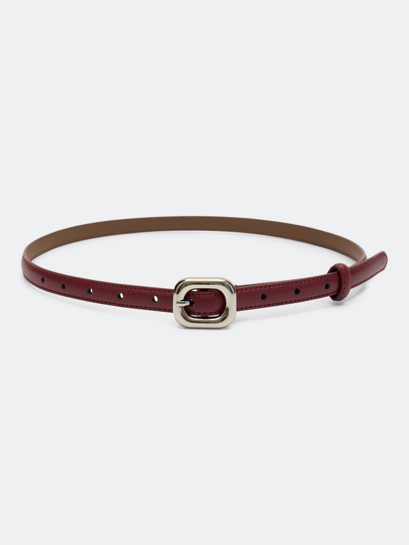 Тонкий кожаный ремень с акцентной пряжкой