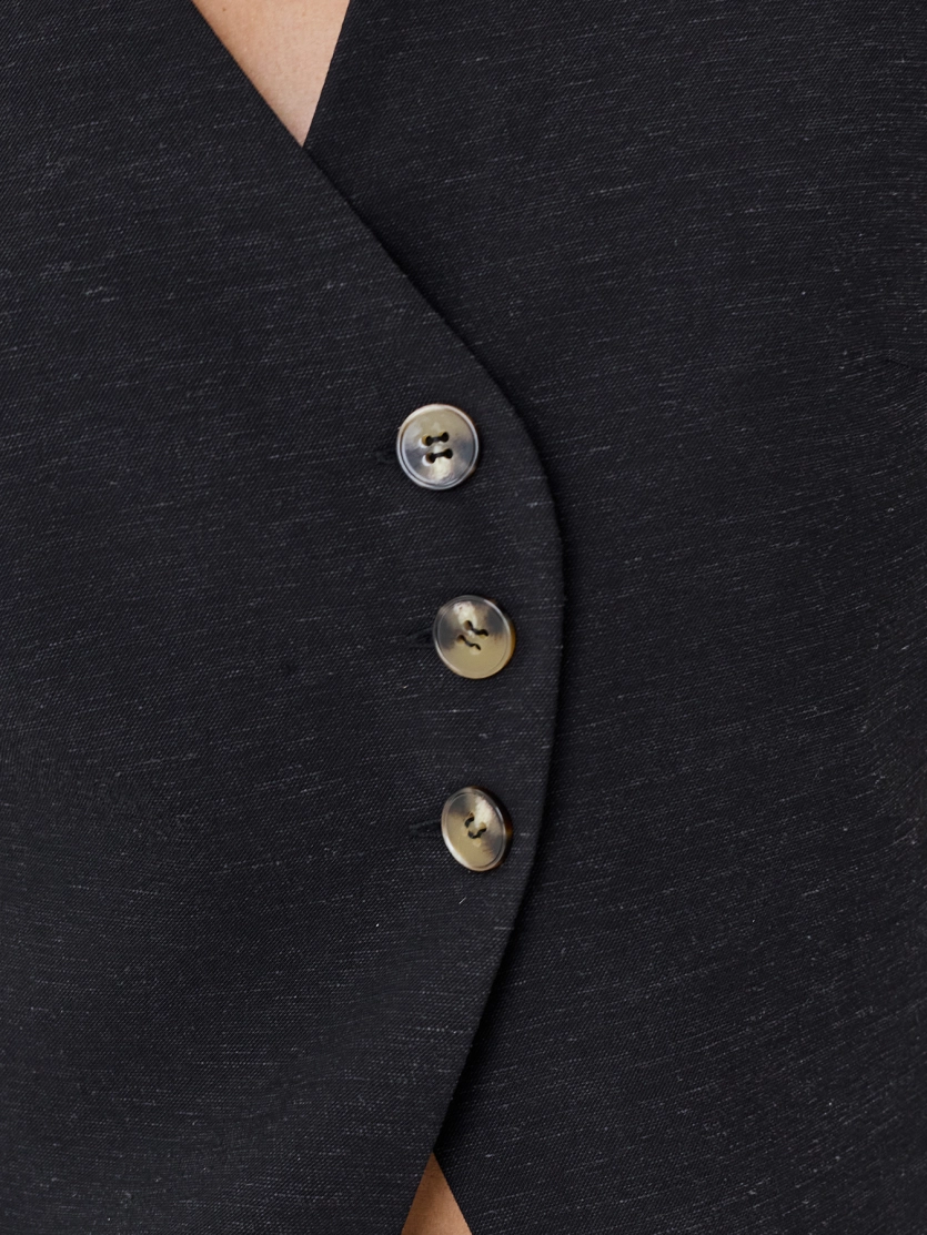 Удлиненный жилет с асимметричной застежкой