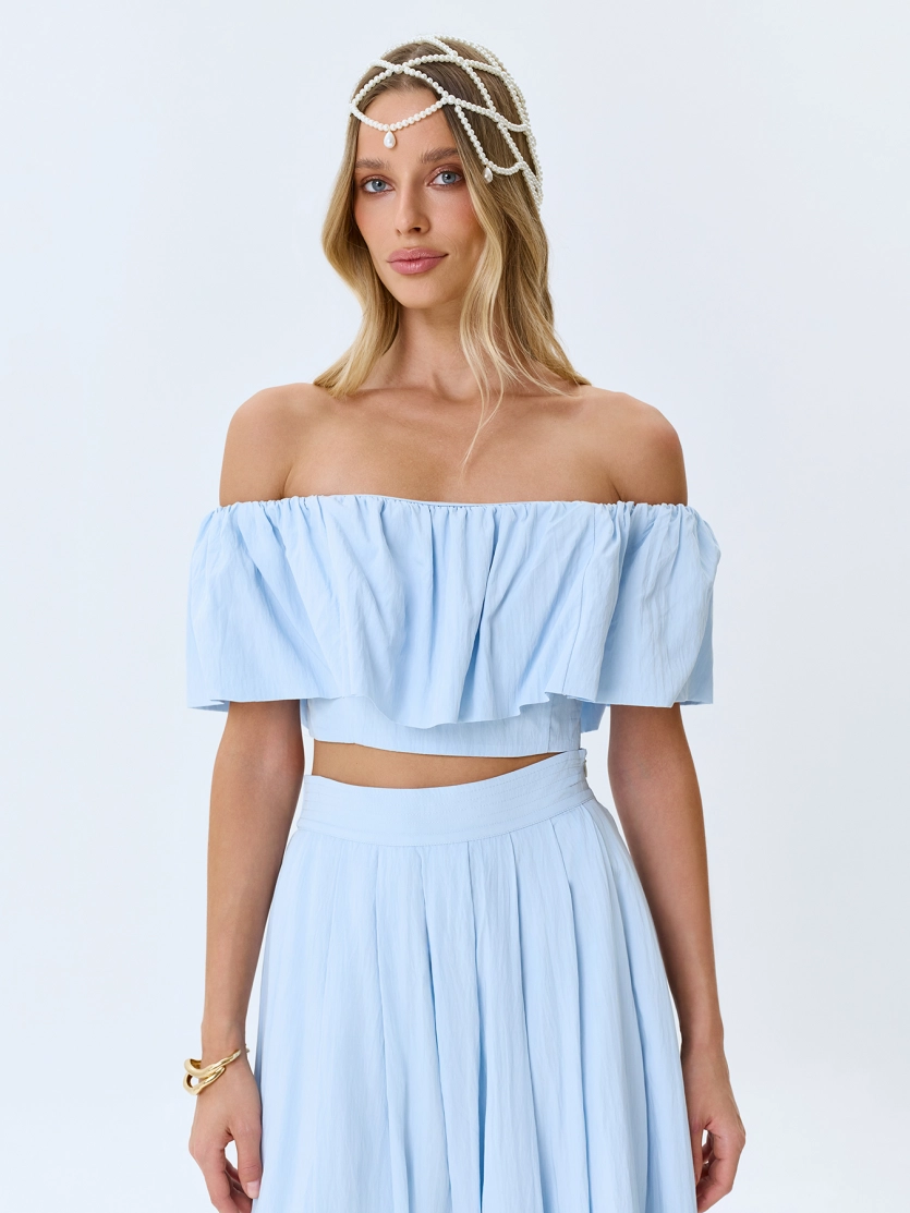 Топ с открытыми плечами из района