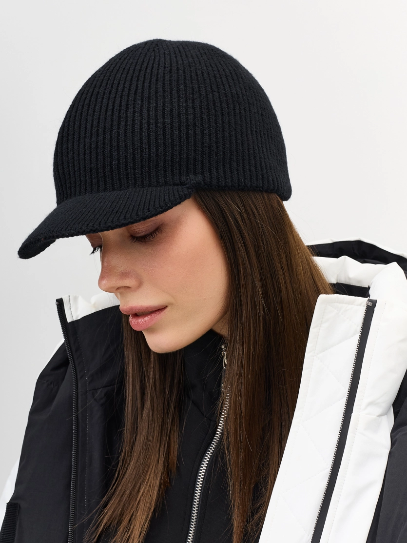 Вязаная кепка с козырьком 