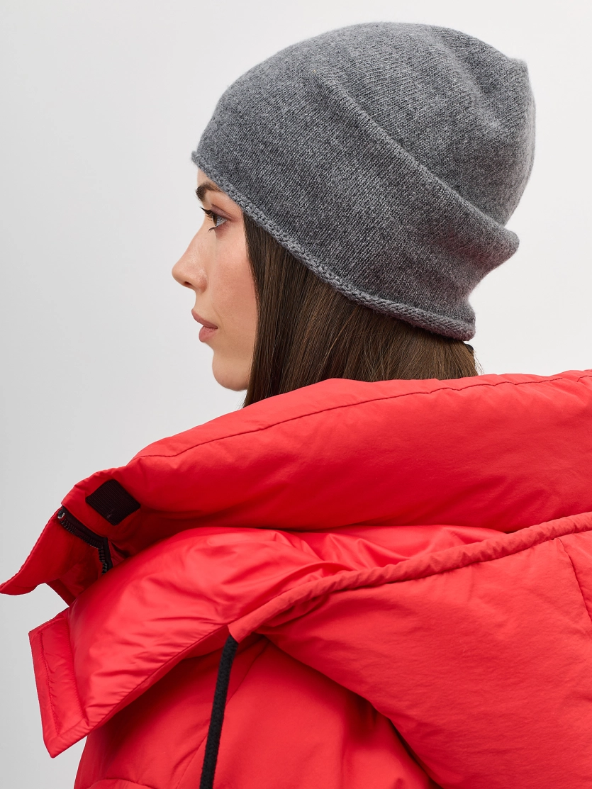 Шапка с минималистичным декором