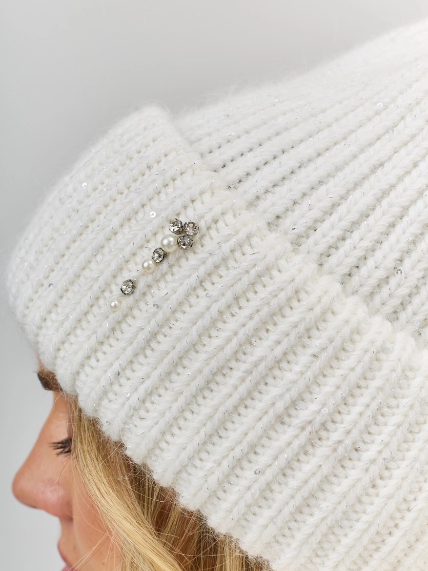 Шапка бини с минималистичным декором