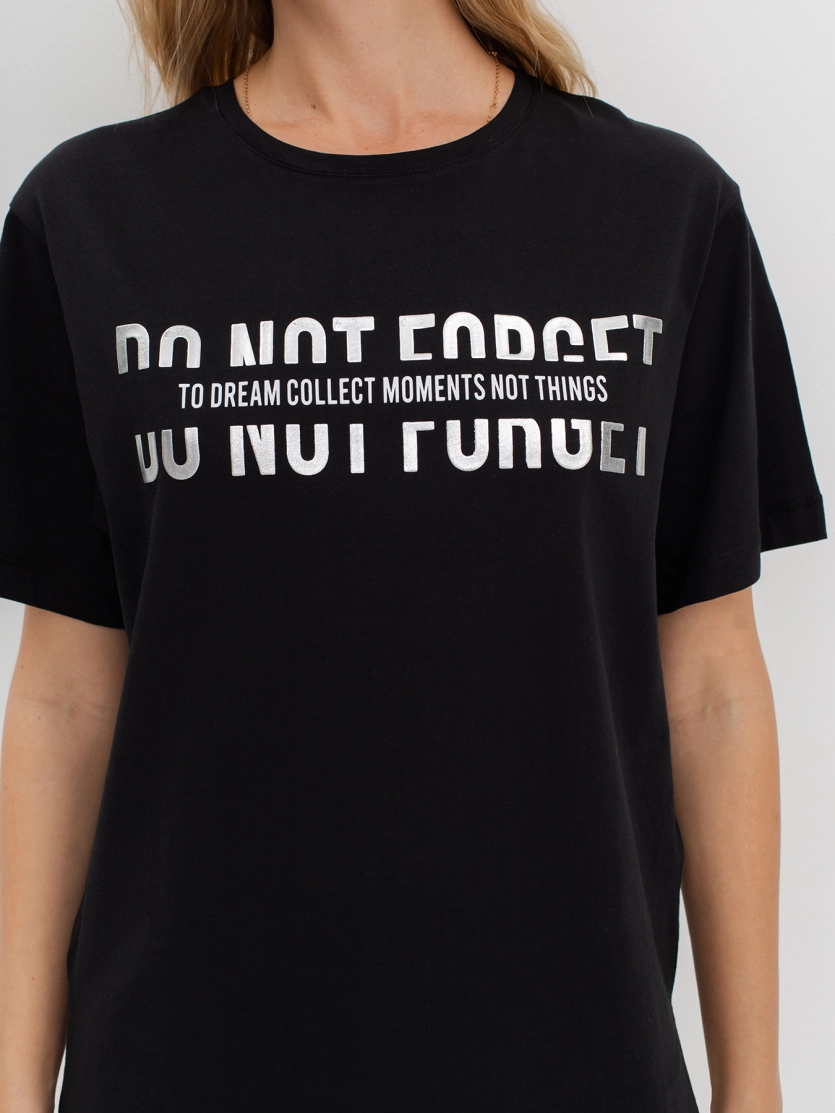 Oversize футболка с акцентным фольгированным принтом
