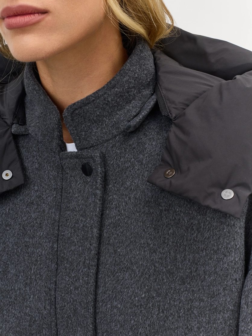 Укороченная куртка с акцентным капюшоном