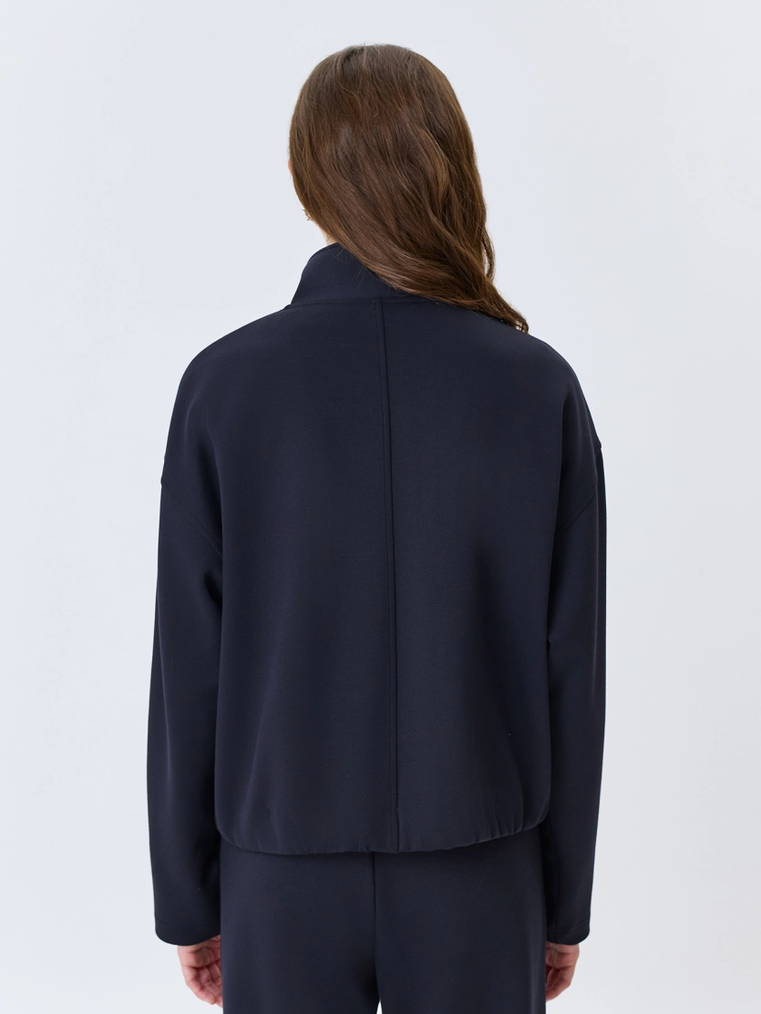 Трикотажный бомбер в спортивном стиле