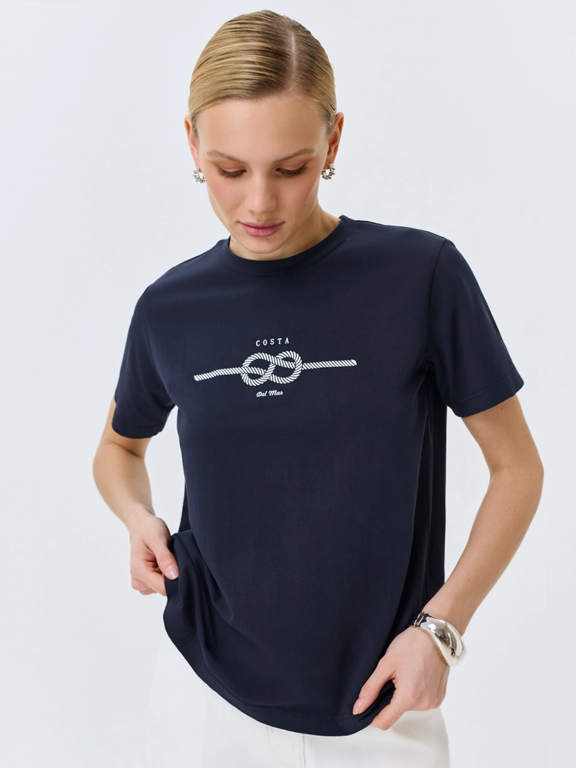 Футболка с деликатным принтом 