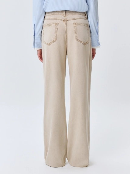 Бежевые джинсы с деликатной варкой