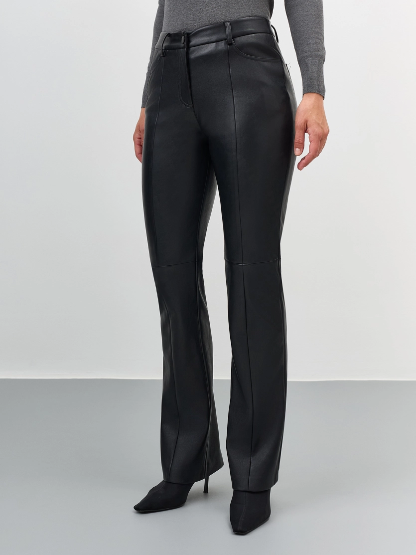 Брюки из экокожи с рельефами