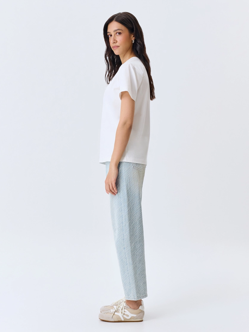 Футболка из 100% хлопка с лаконичной аппликацией