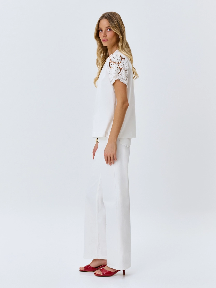 Белые джинсы с вышивкой и цветной фурнитурой 