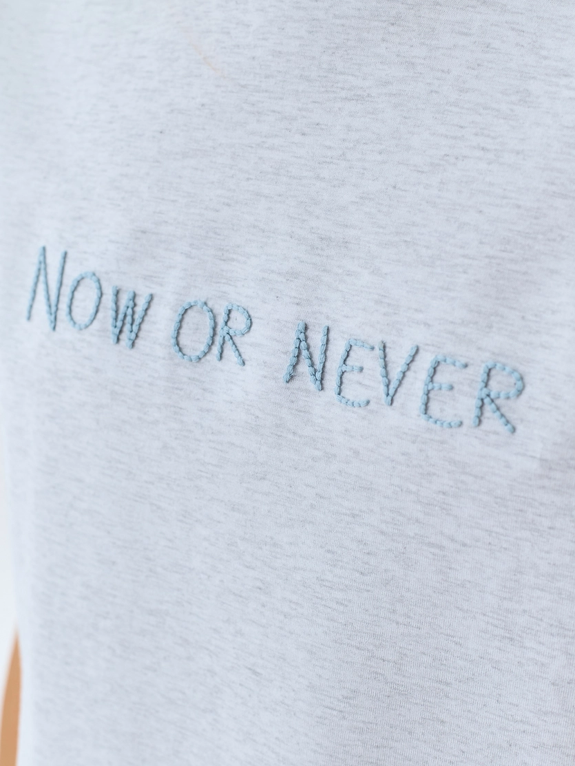 Меланжевая футболка с деликатной вышивкой