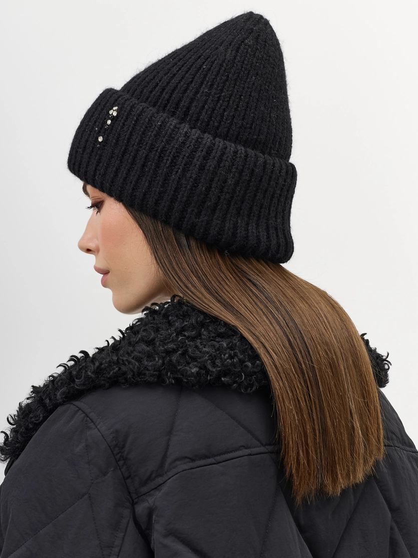 Шапка бини с минималистичным декором