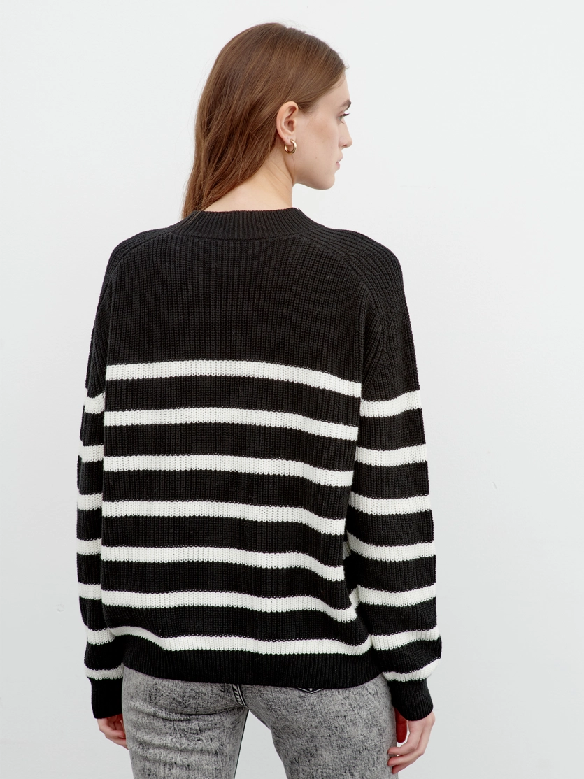 Объемный свитер в контрастную полоску