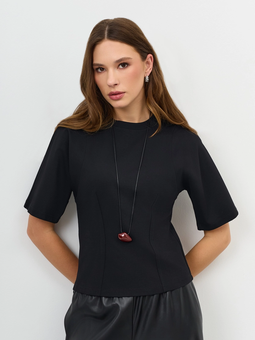 Джемпер с рельефами на плечах