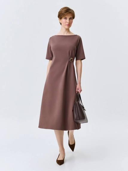 Платье миди с акцентной брошью