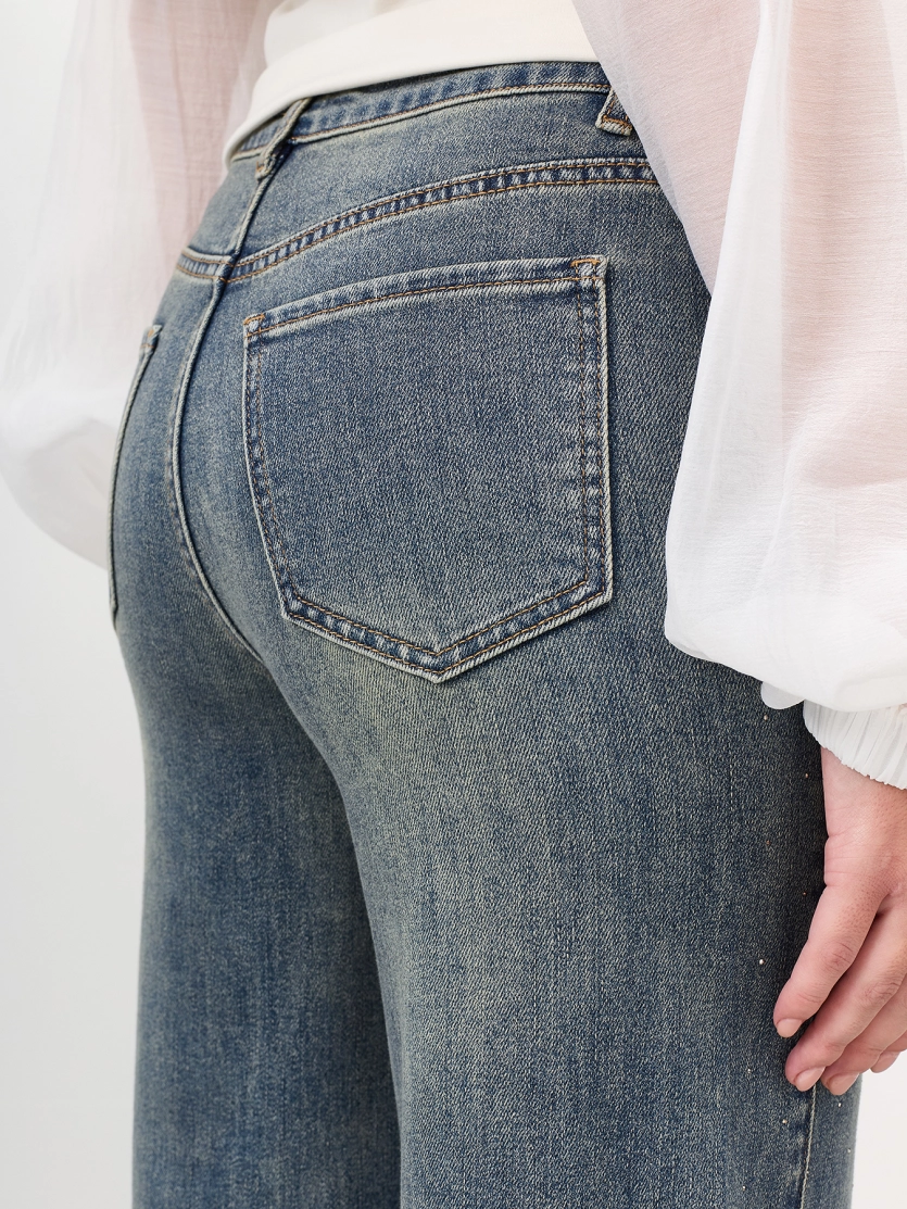 Джинсы с декором из мерцающих страз