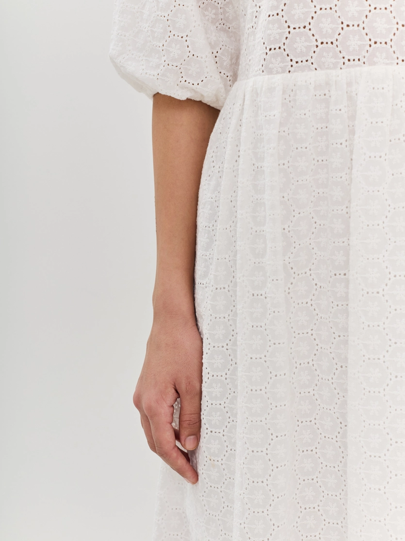 Платье из хлопкового шитья с открытой спиной