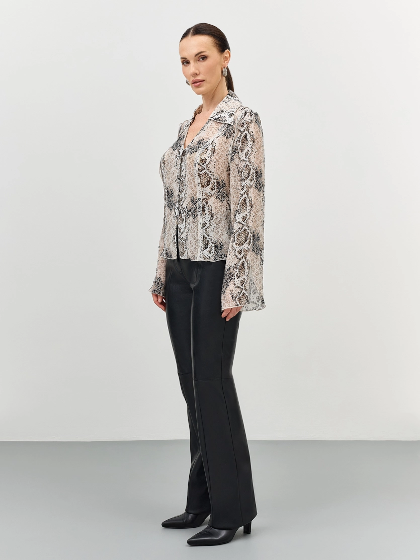 Укороченная блузка с анималистичным принтом