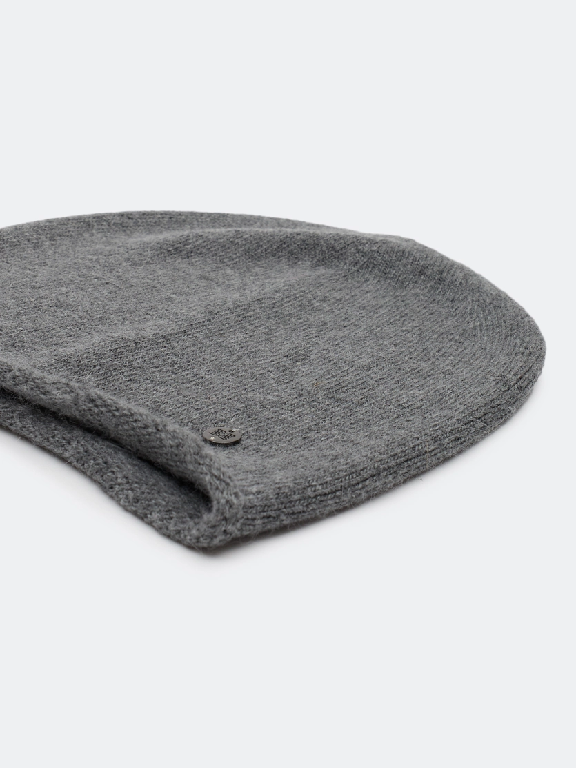 Шапка с минималистичным декором