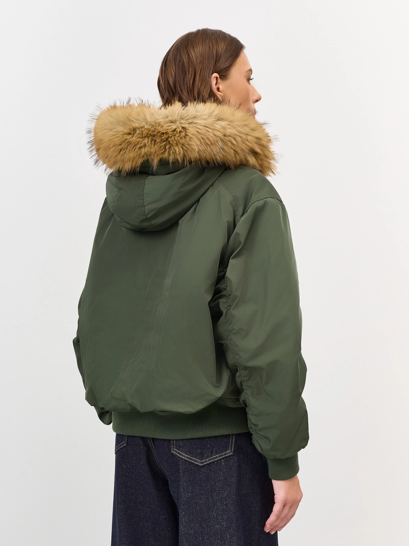 Яркий бомбер с искусственным мехом