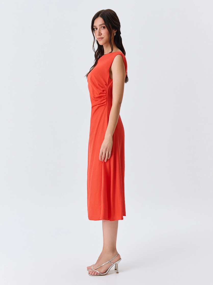 Платье-миди с асимметричным вырезом