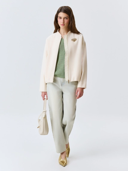 Oversize бомбер с акцентной брошью