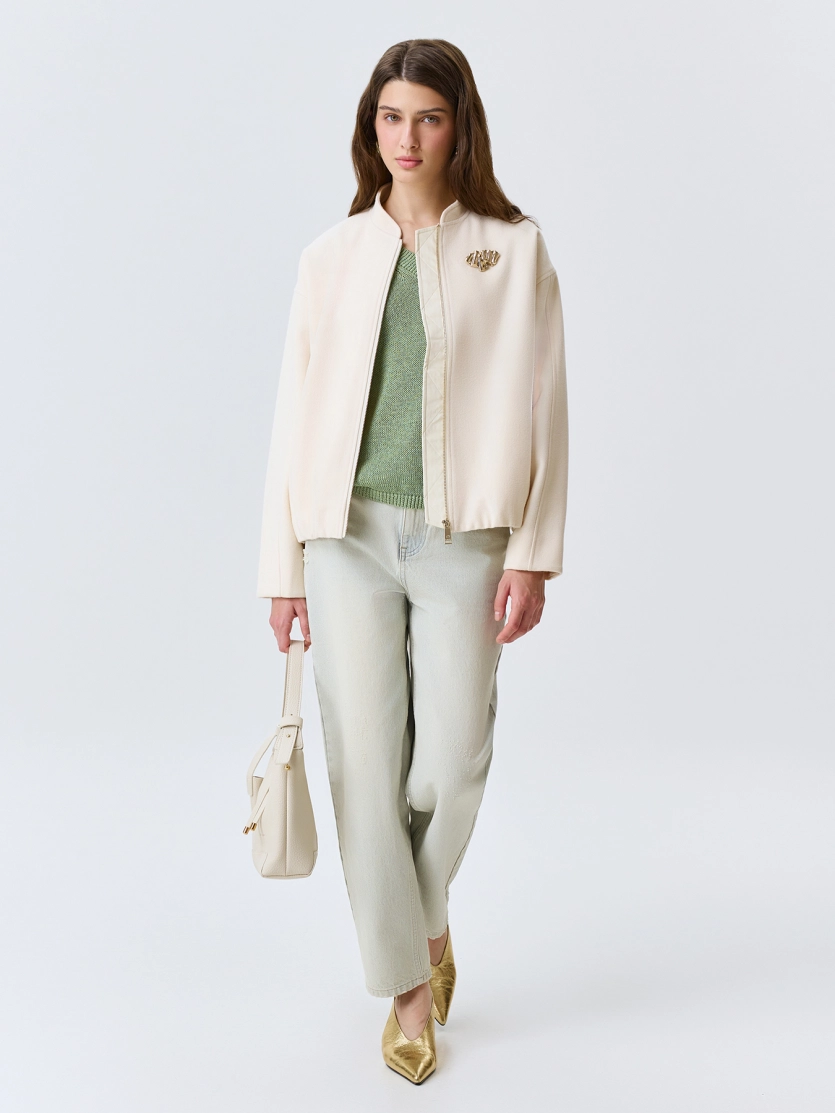 Oversize бомбер с акцентной брошью