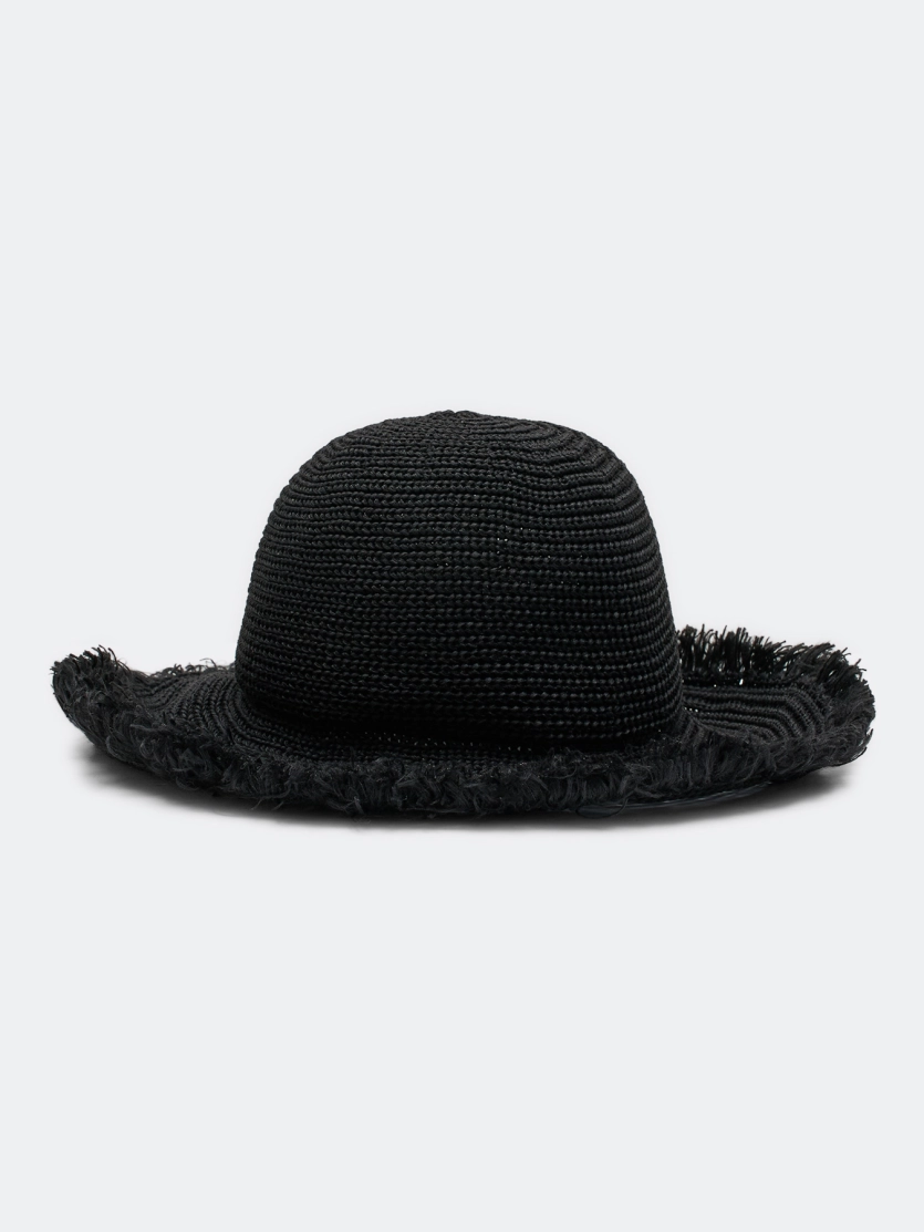 Летняя шляпа с широкими полями