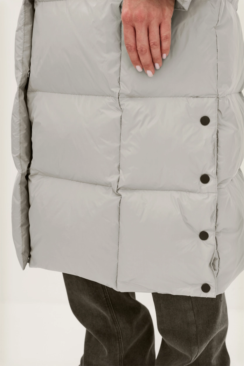 Длинный пуховик с контрастными деталями