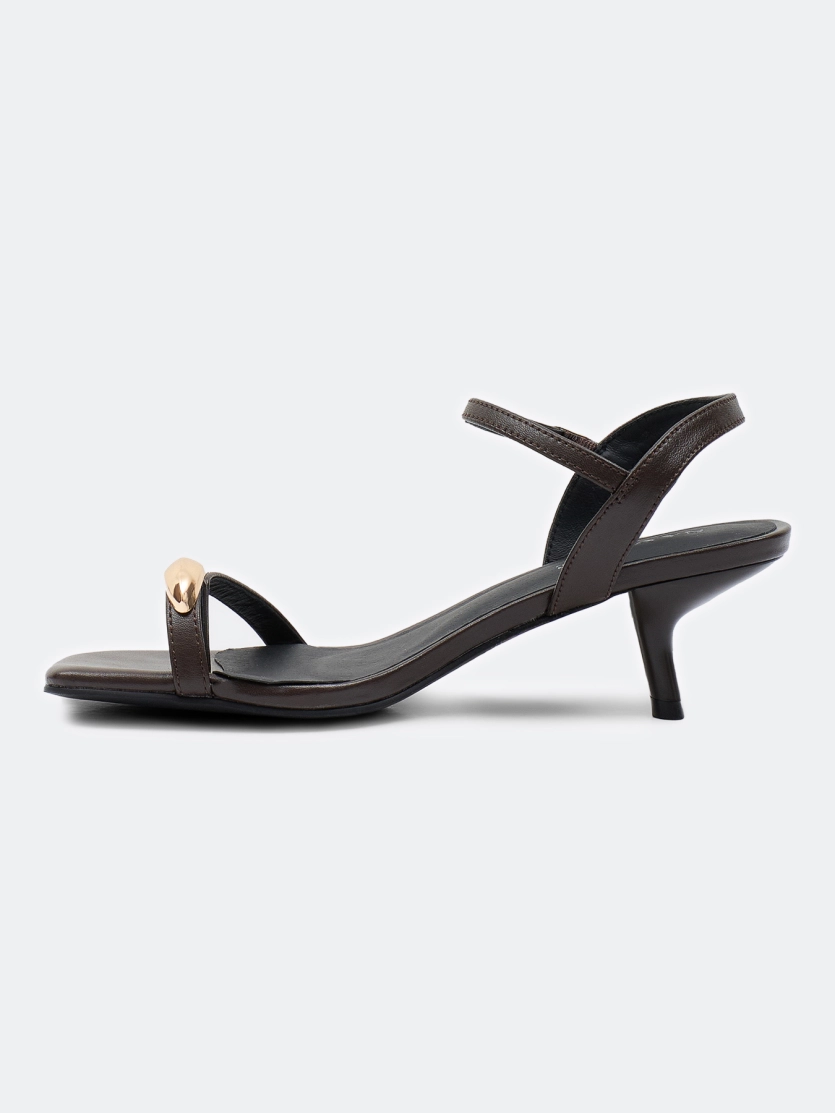 Кожаные босоножки с металлическим декором