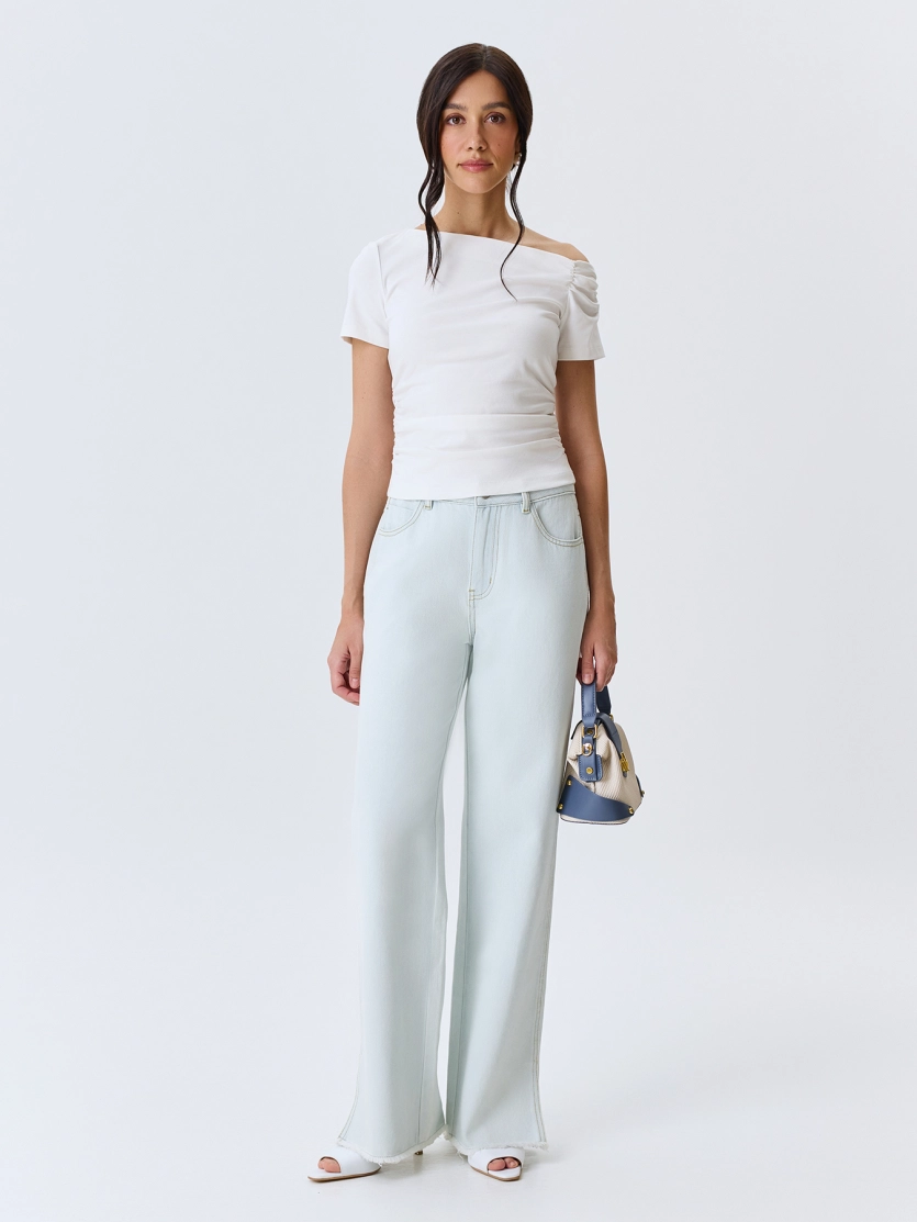 Светлые джинсы с разрезами 