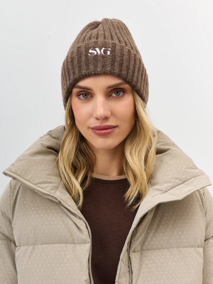 Шапка бини с минималистичной вышивкой