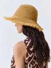 Летняя шляпа с широкими полями