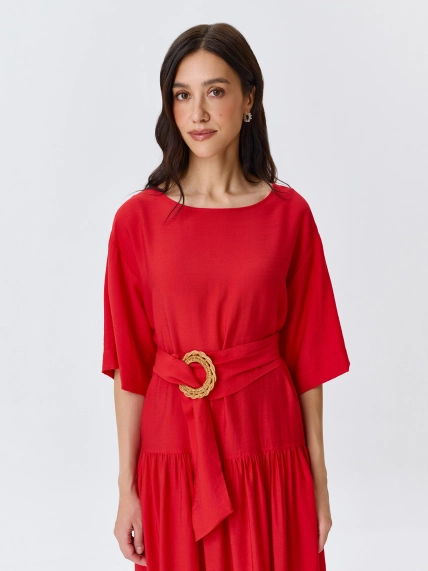 Платье из тенселя с акцентным поясом