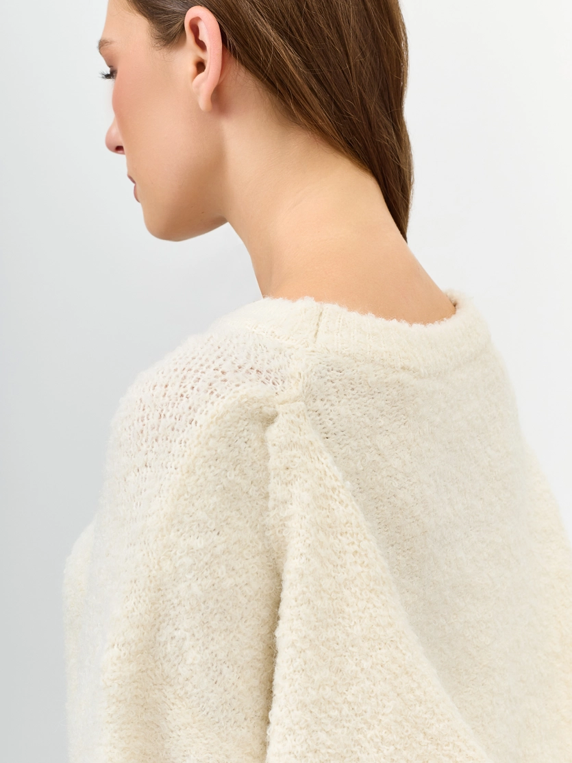 Свитер с объемным шарфом