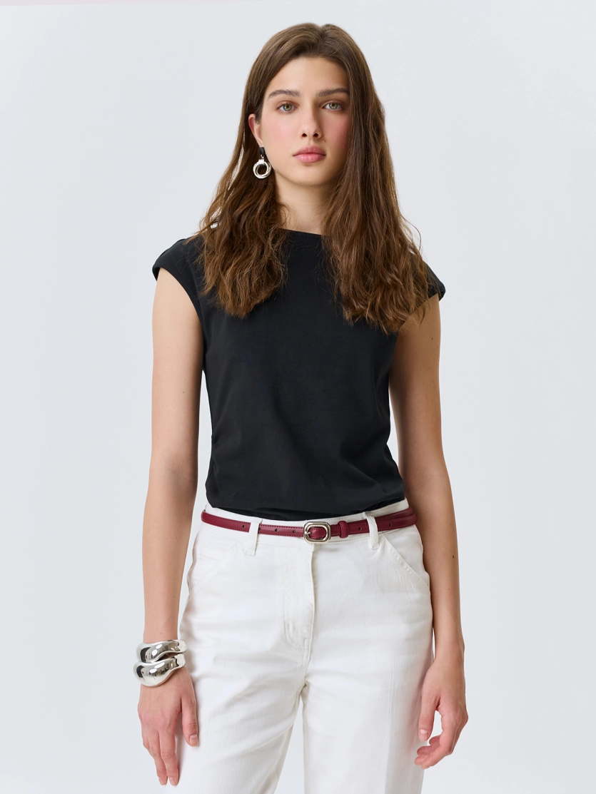 Тонкий кожаный ремень с акцентной пряжкой