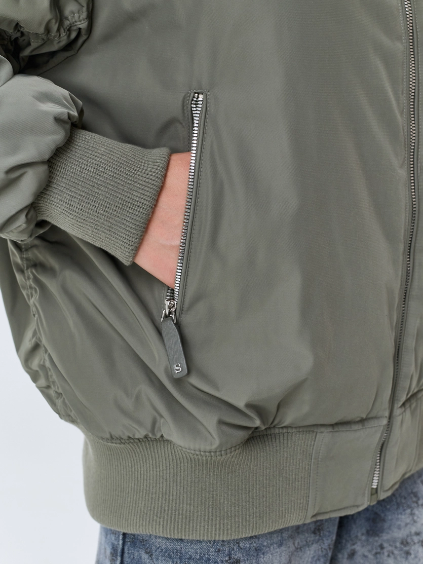 Oversize бомбер с меховым капюшоном