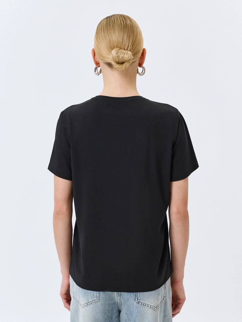 Футболка с искрящимися стразами