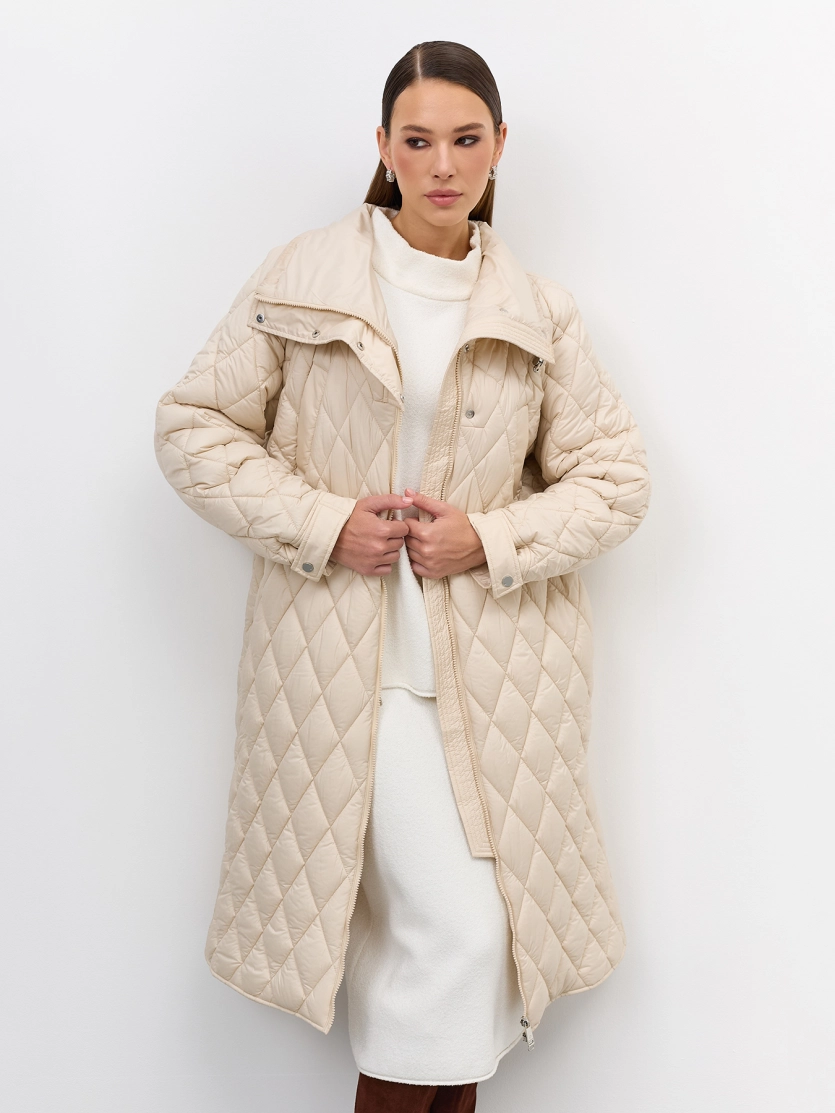 Легкое пальто с акцентным воротником