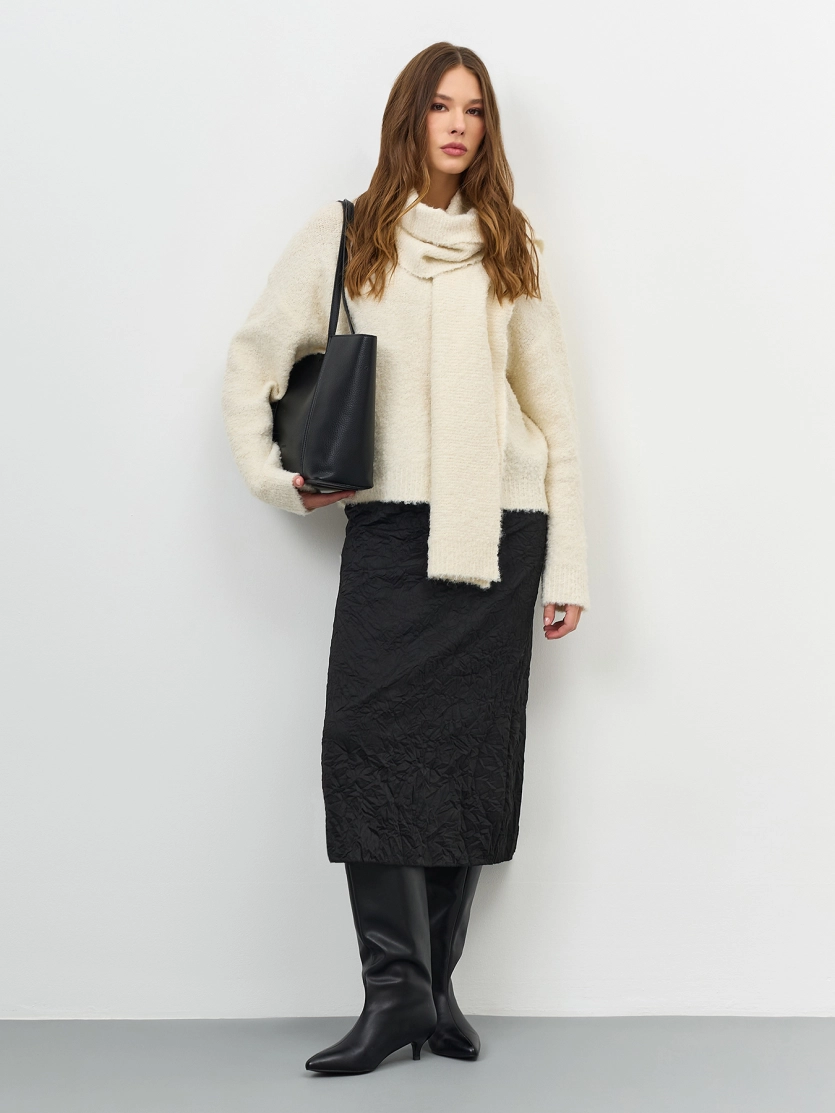 Свитер с объемным шарфом