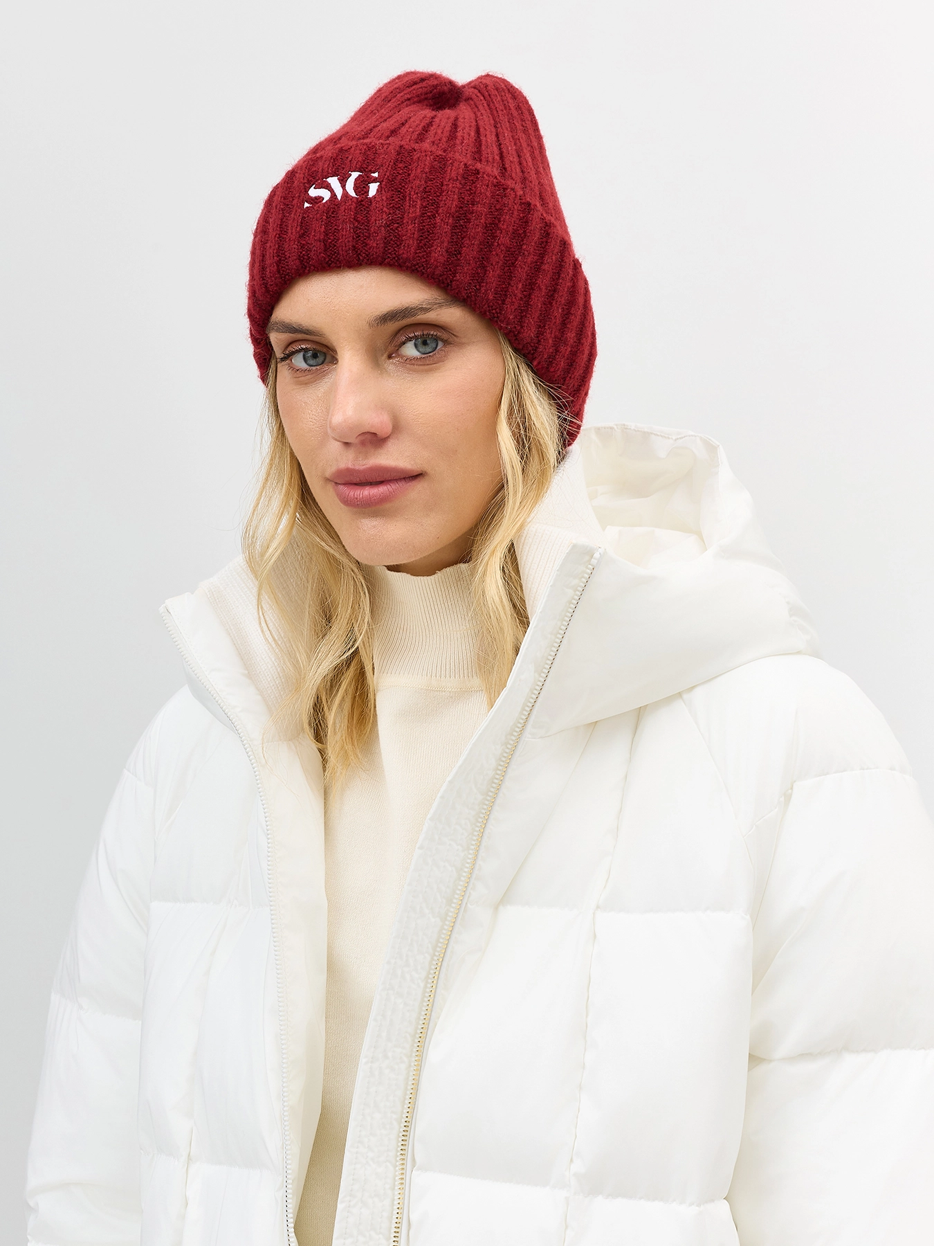 Шапка бини с минималистичной вышивкой SAVAGE