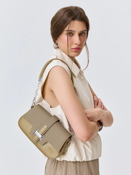 Сумка кроссбоди с акцентной пряжкой