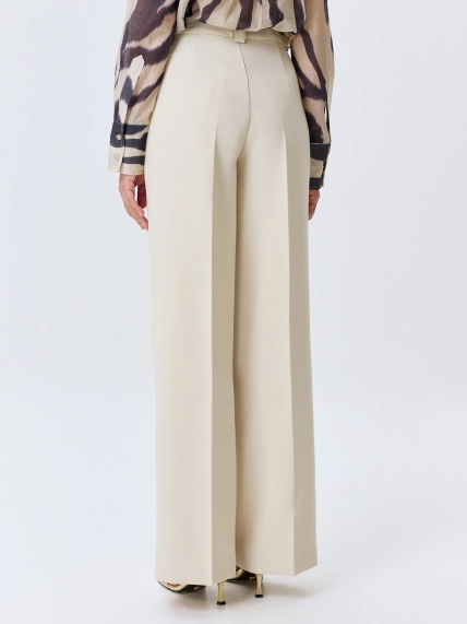 Широкие брюки с мягкими стрелками